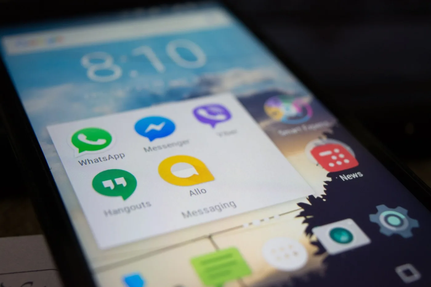 Ekran smartfona z aplikacjami do komunikacji, w tym WhatsApp i Messenger