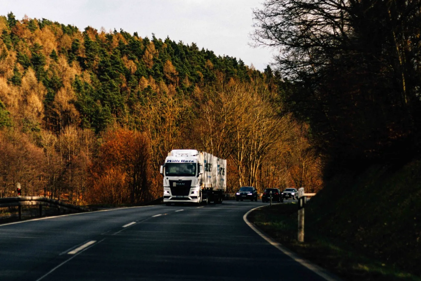 Ciężarówki na autostradzie jako symbol optymalizacji tras w transporcie